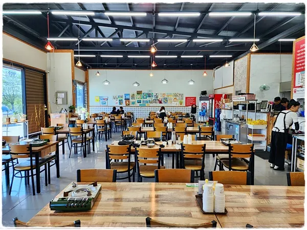 ภายในร้านกว้างขวางและสบาย