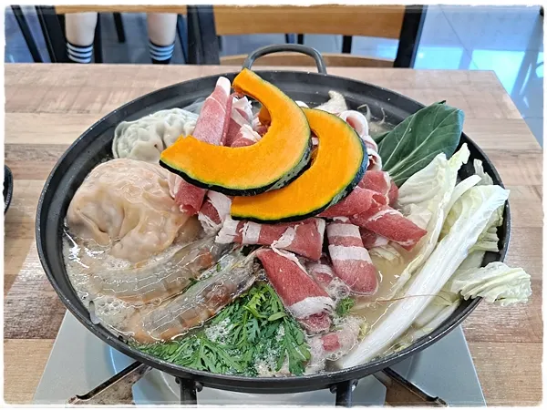 ภาพสำรับหม้อไฟเกี๊ยวทำมือ