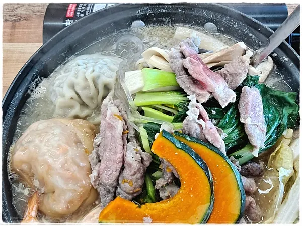 ภาพสำรับหม้อไฟเกี๊ยวทำมือ