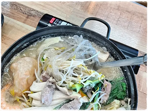 เนื้อชาบูและผักในหม้อไฟ