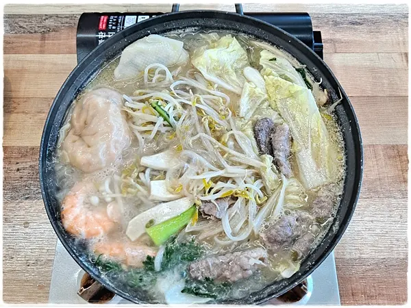 ถั่วงอกและวุ้นเส้นในหม้อไฟ
