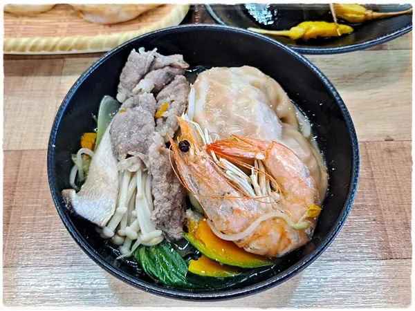 หม้อไฟที่กำลังคลุกและต้มวัตถุดิบ