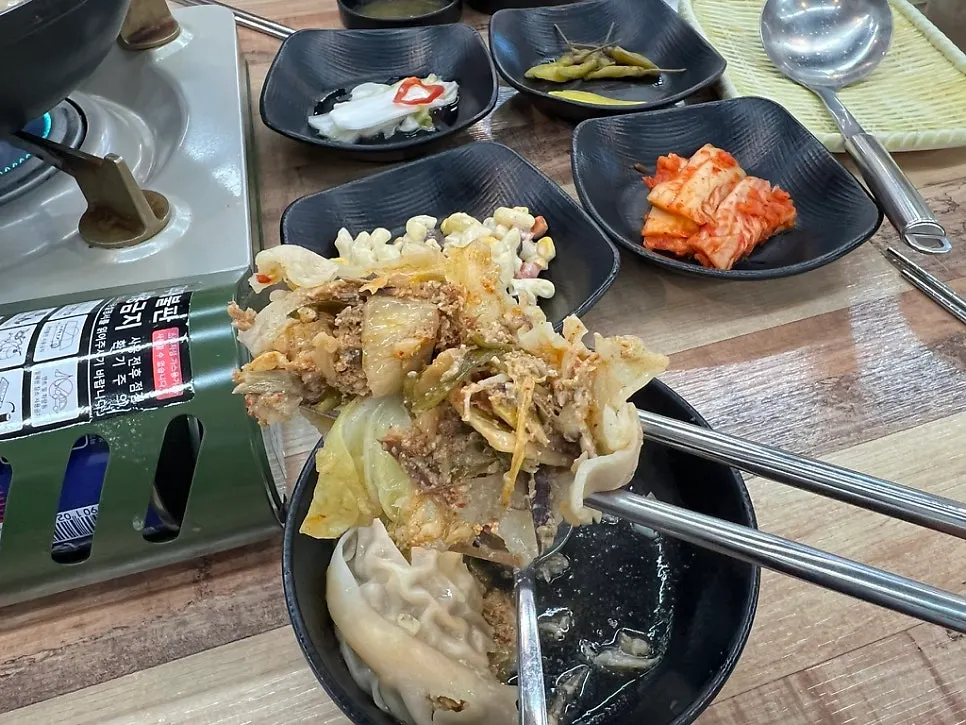 야채와 고기가 가득한 손만두 속