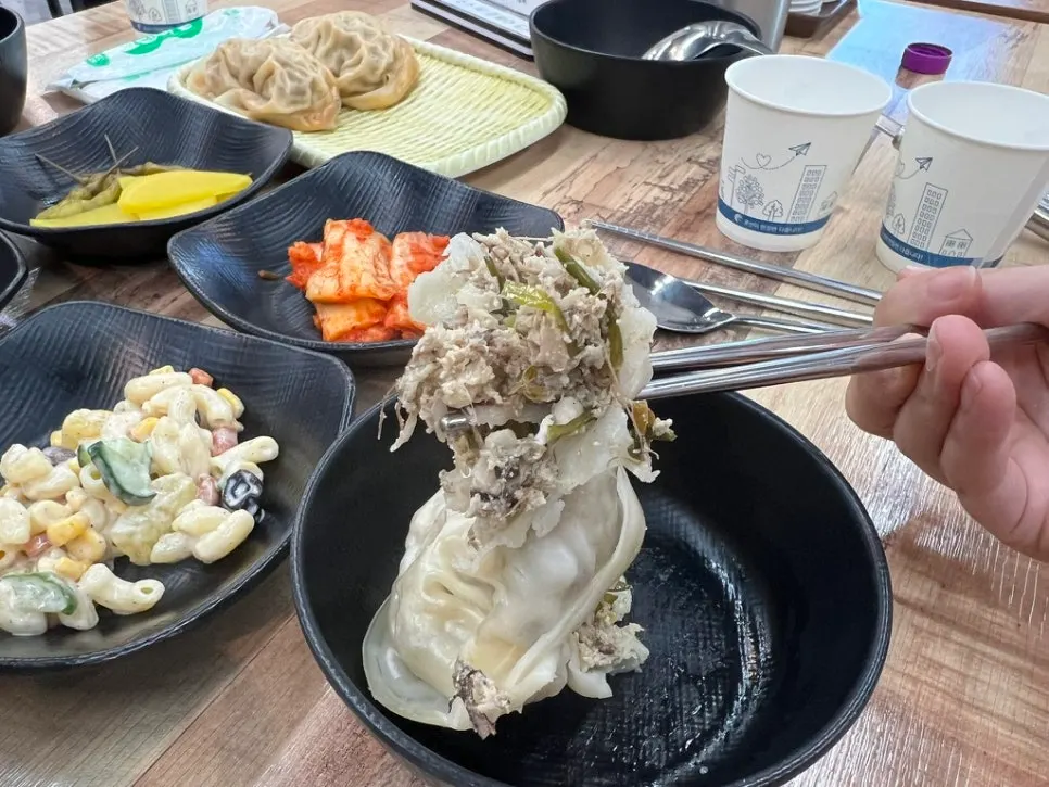 백김치 고추장아찌 김치 마카로니샐러드 밑반찬
