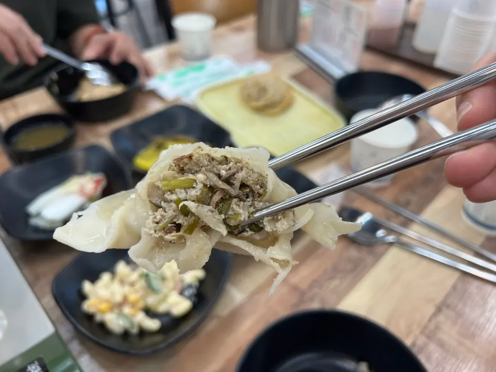두꺼운 피의 고기만두 한 입