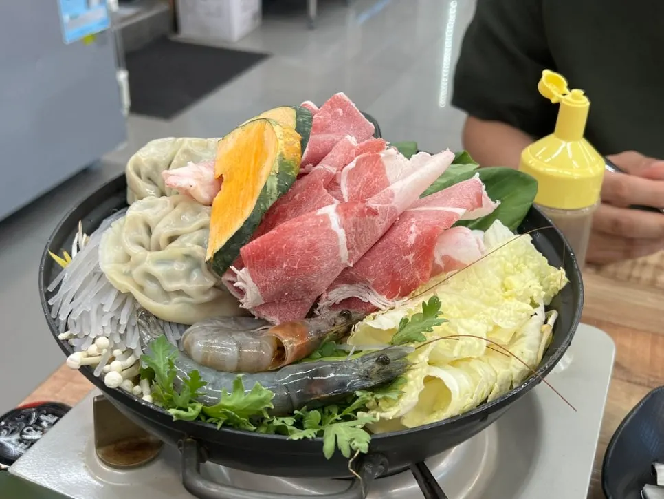 고기 야채 만두 새우가 담긴 담백 만두전골