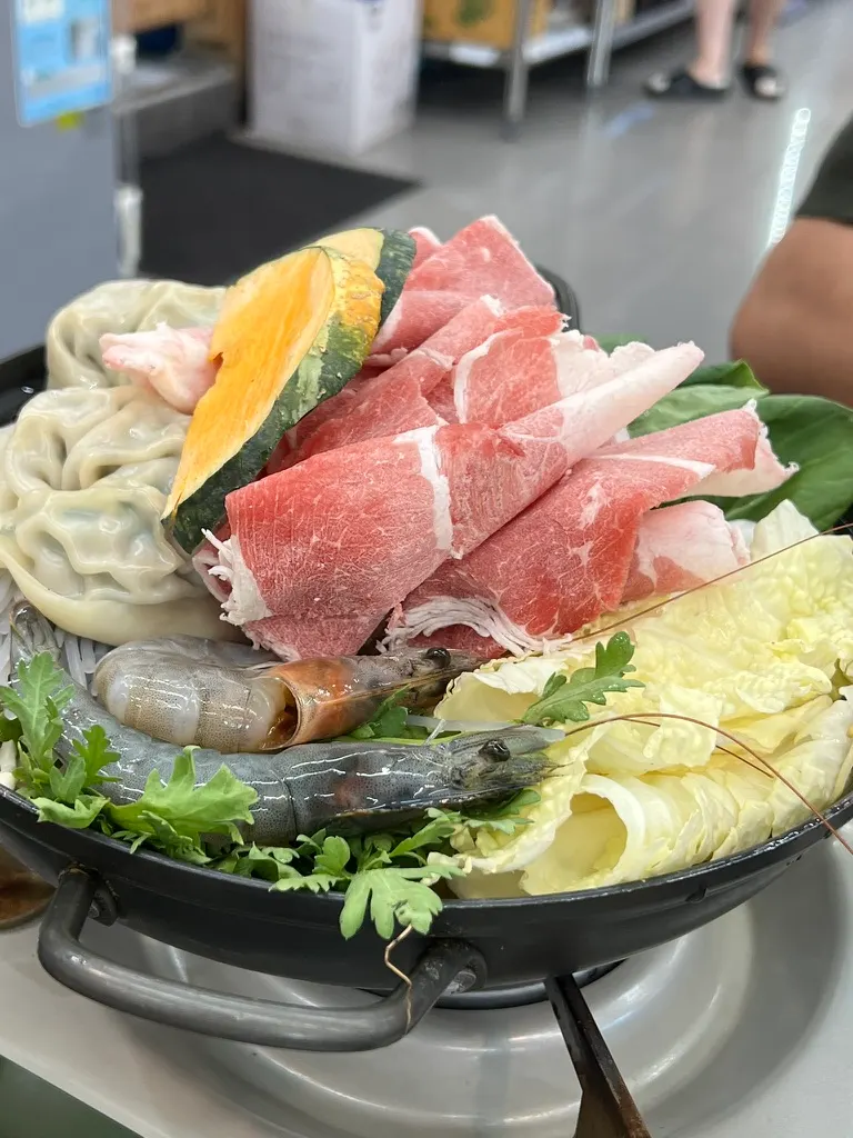 야채가 듬뿍 쌓인 만두전골 냄비