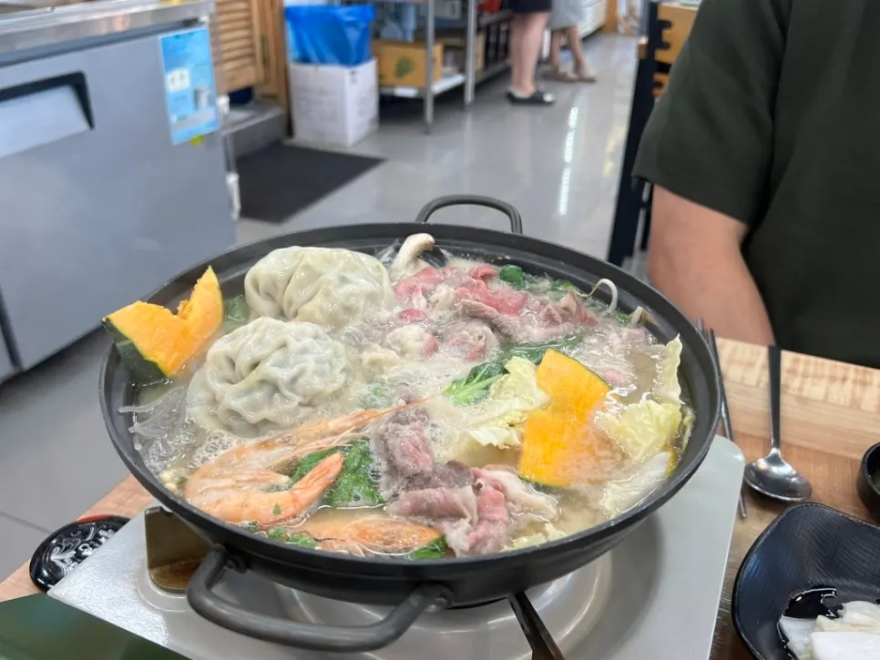끓으면서 숨이 죽은 전골 야채