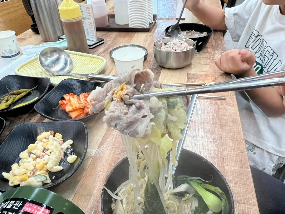 직접 떼어 넣는 수제비 반죽
