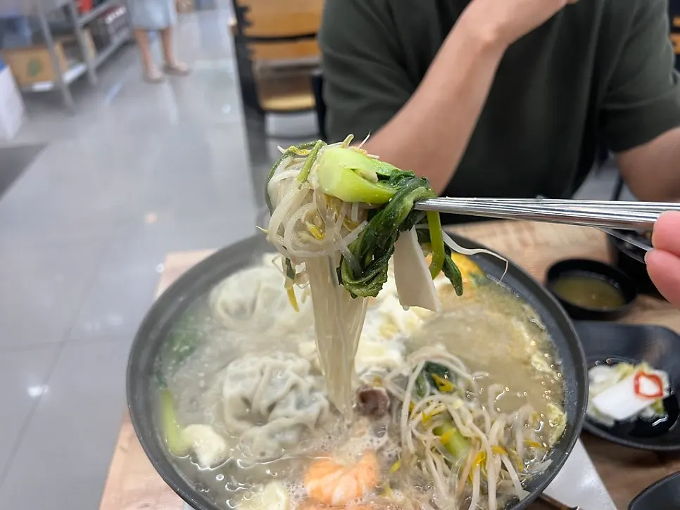 전골에서 건져낸 야채와 만두