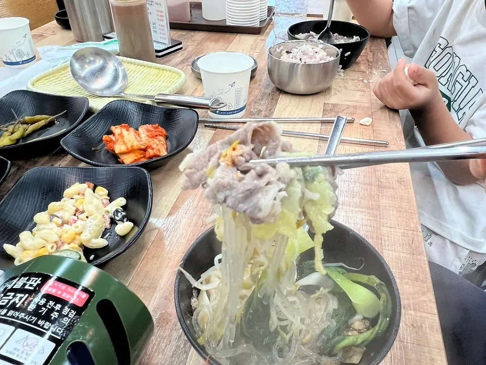 당면이 듬뿍 들어간 만두전골 한 그릇
