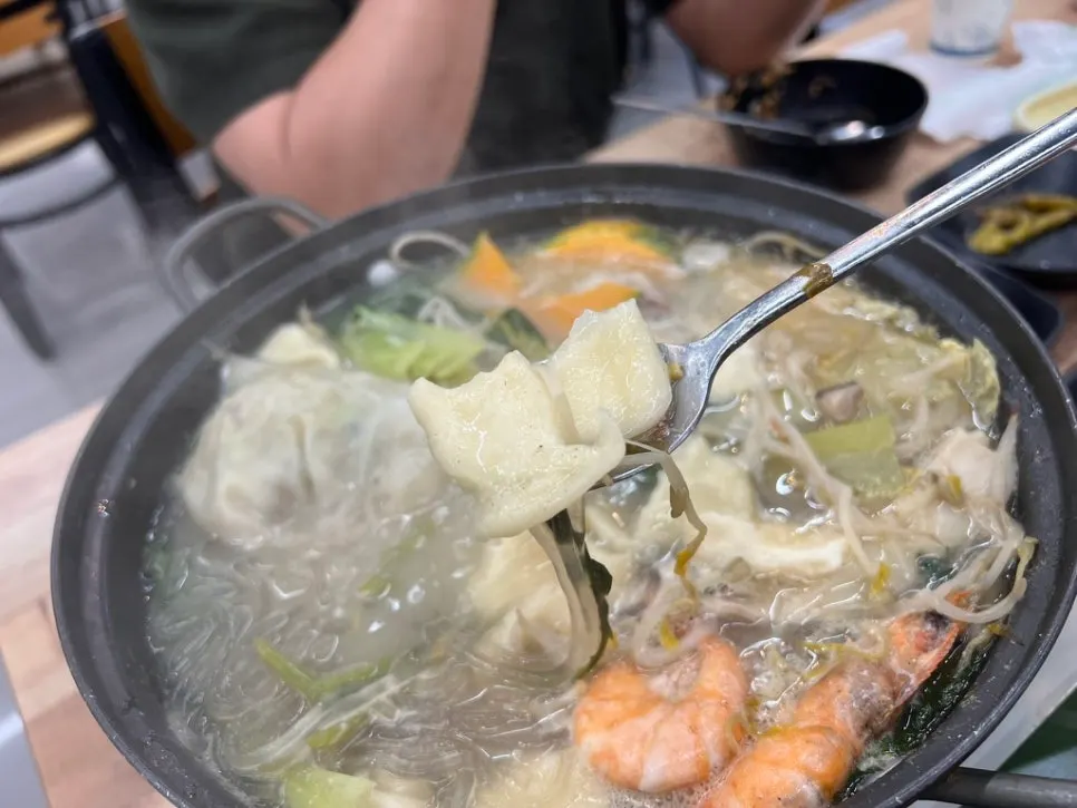 익어가는 수제비를 건져 담은 접시