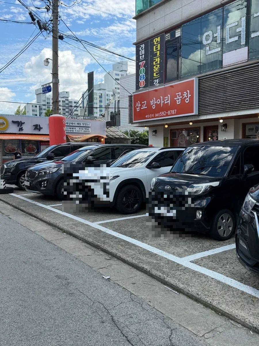 Parking area in front of the restaurant
