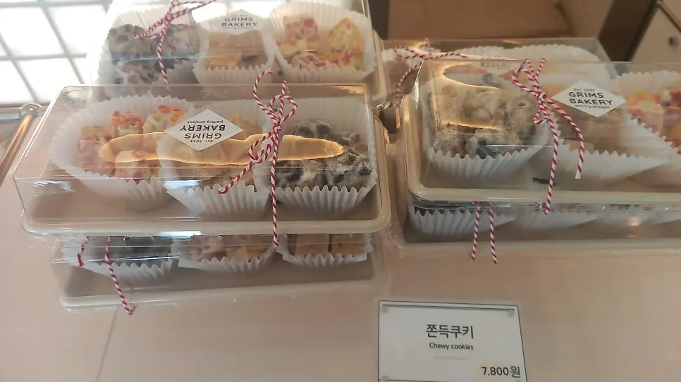 베스트 메뉴 화이트슈크림 카스테라빵 진열 모습