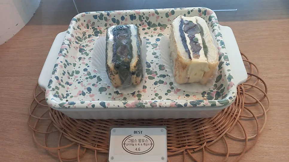 그림스 카페 빵 진열대와 가격표