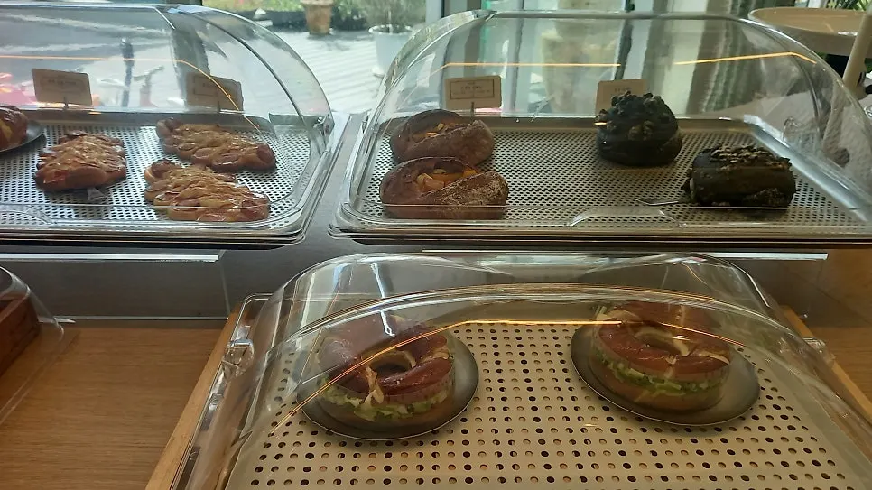 샌드위치 등이 진열된 베이커리 케이스