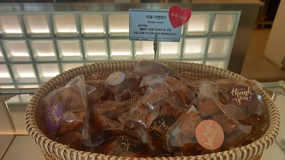 음료와 함께 놓인 그림스 카페 테이블