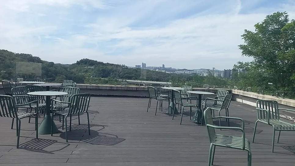그림스 카페 옥상정원 야외 테이블