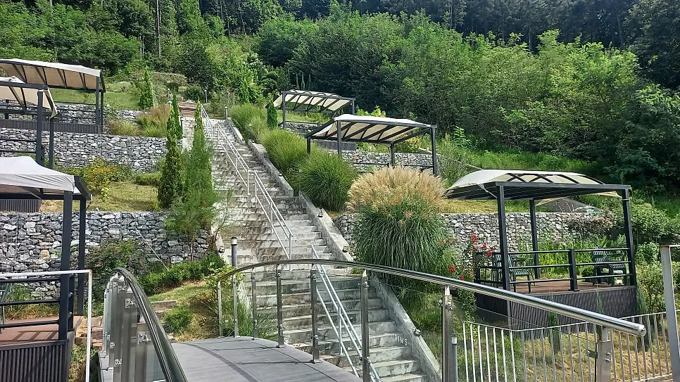 옥상정원에서 바라본 산속뷰
