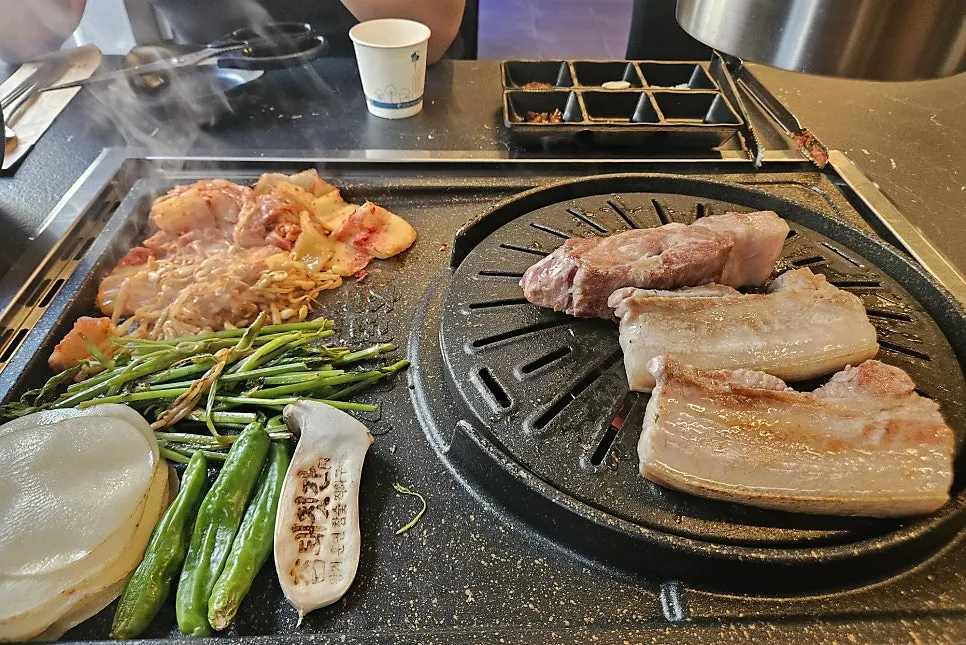 참숯 위에서 구워지는 고기