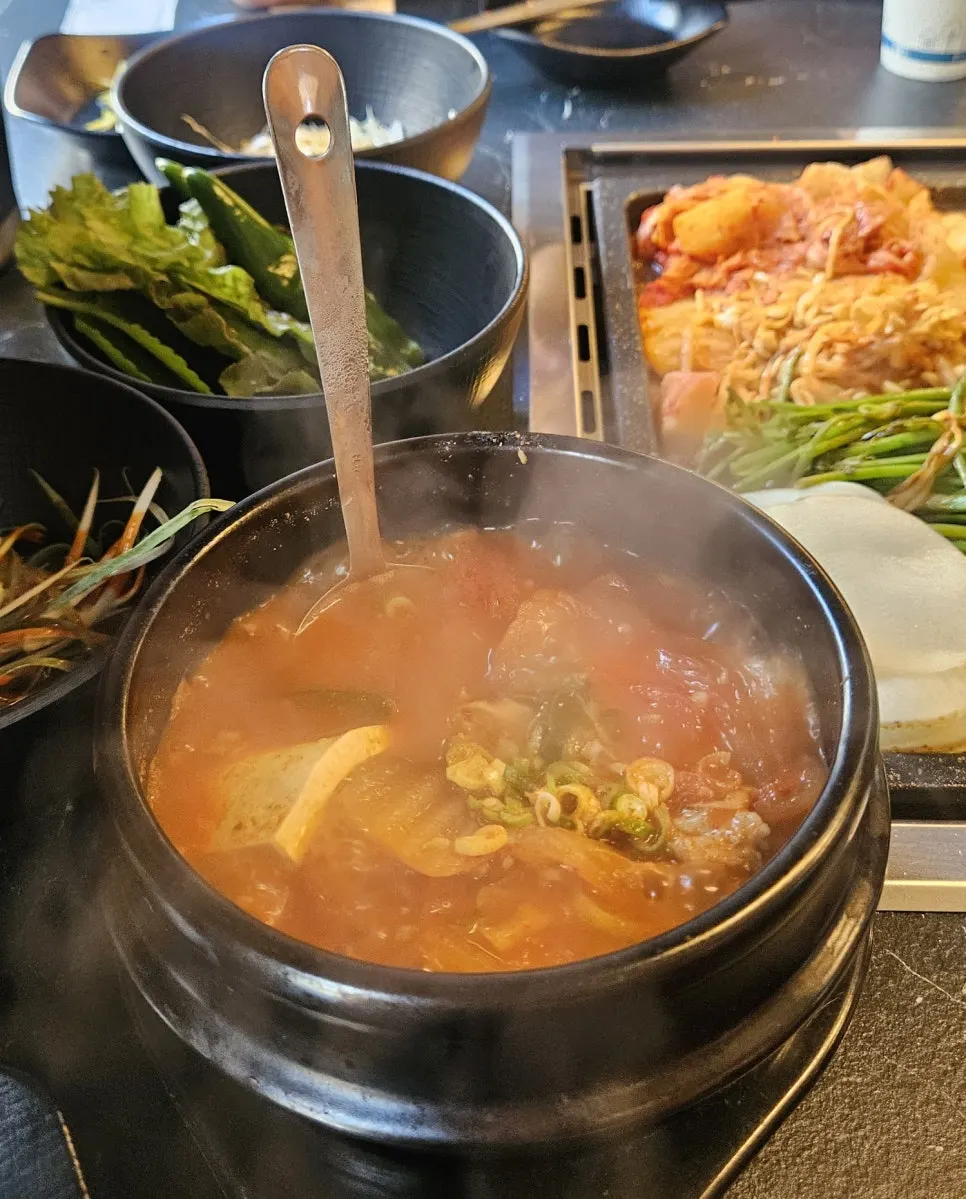 직원이 구워주는 돼지고기