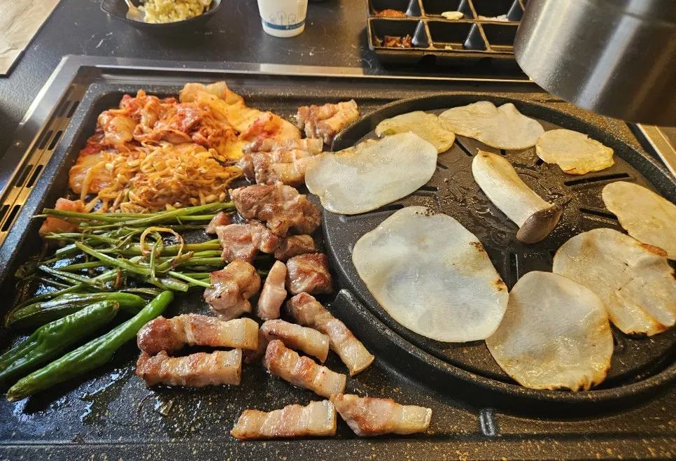 두툼하게 구운 오겹살 한 점