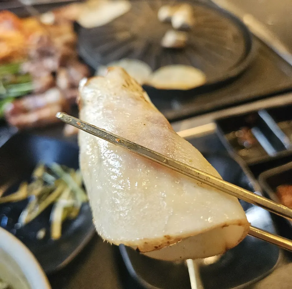 푸짐하게 차린 돼지고기 상차림