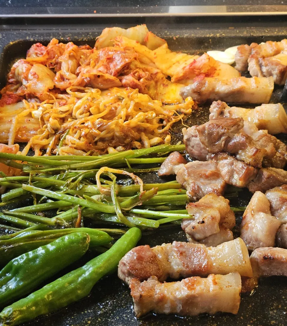 직접 구운 감자쌈과 돼지고기
