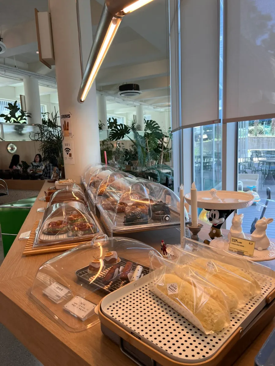 Geurimseu Cafe bakery display case