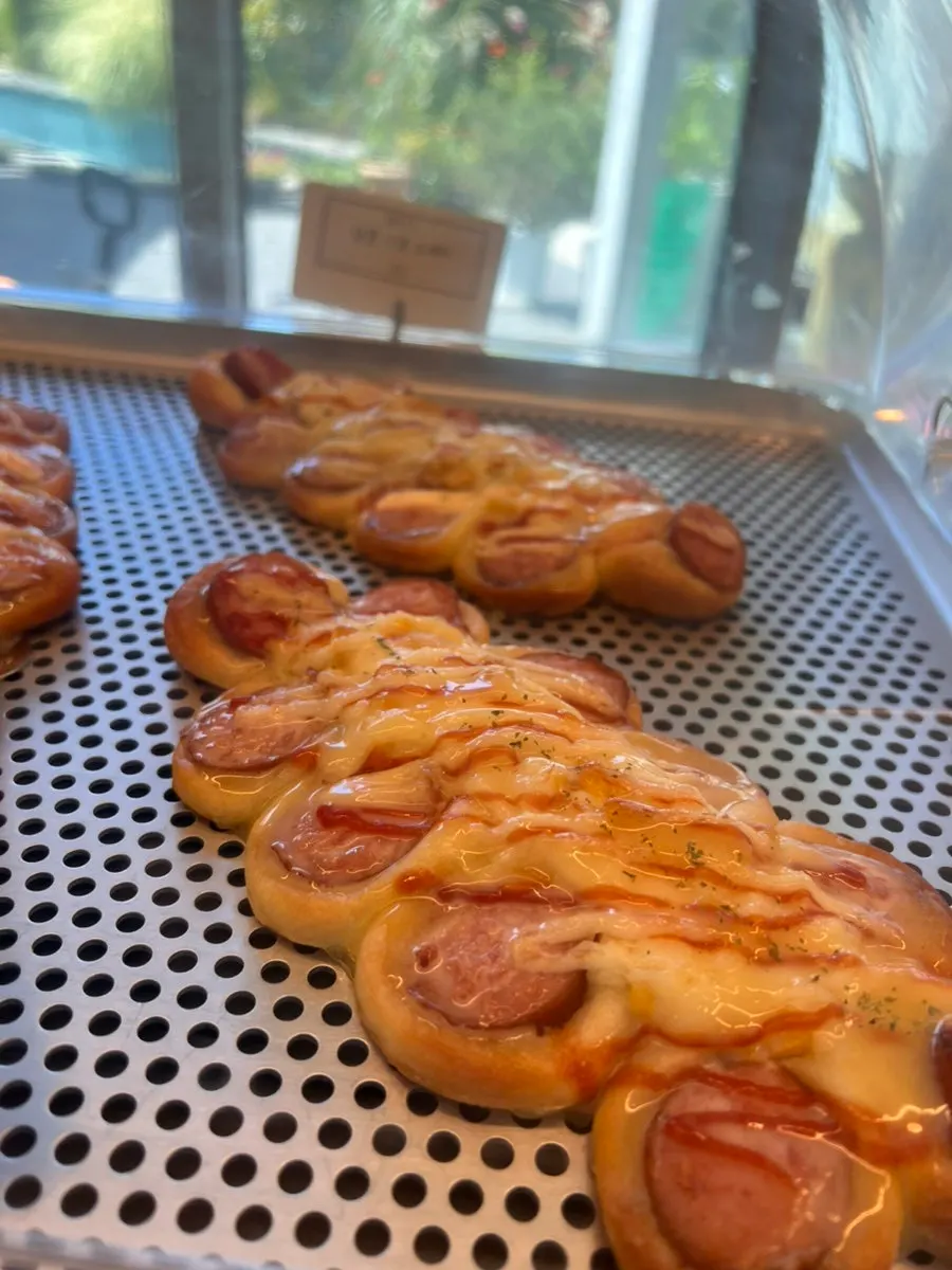 Glossy pizza bread