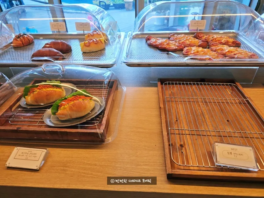 Ordering Margherita pizza and coffee