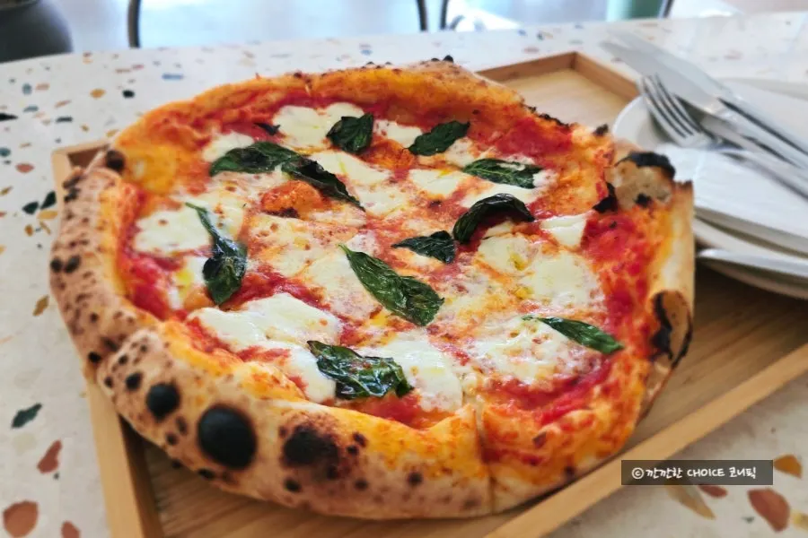 Margherita pizza at Geurimseu Cafe