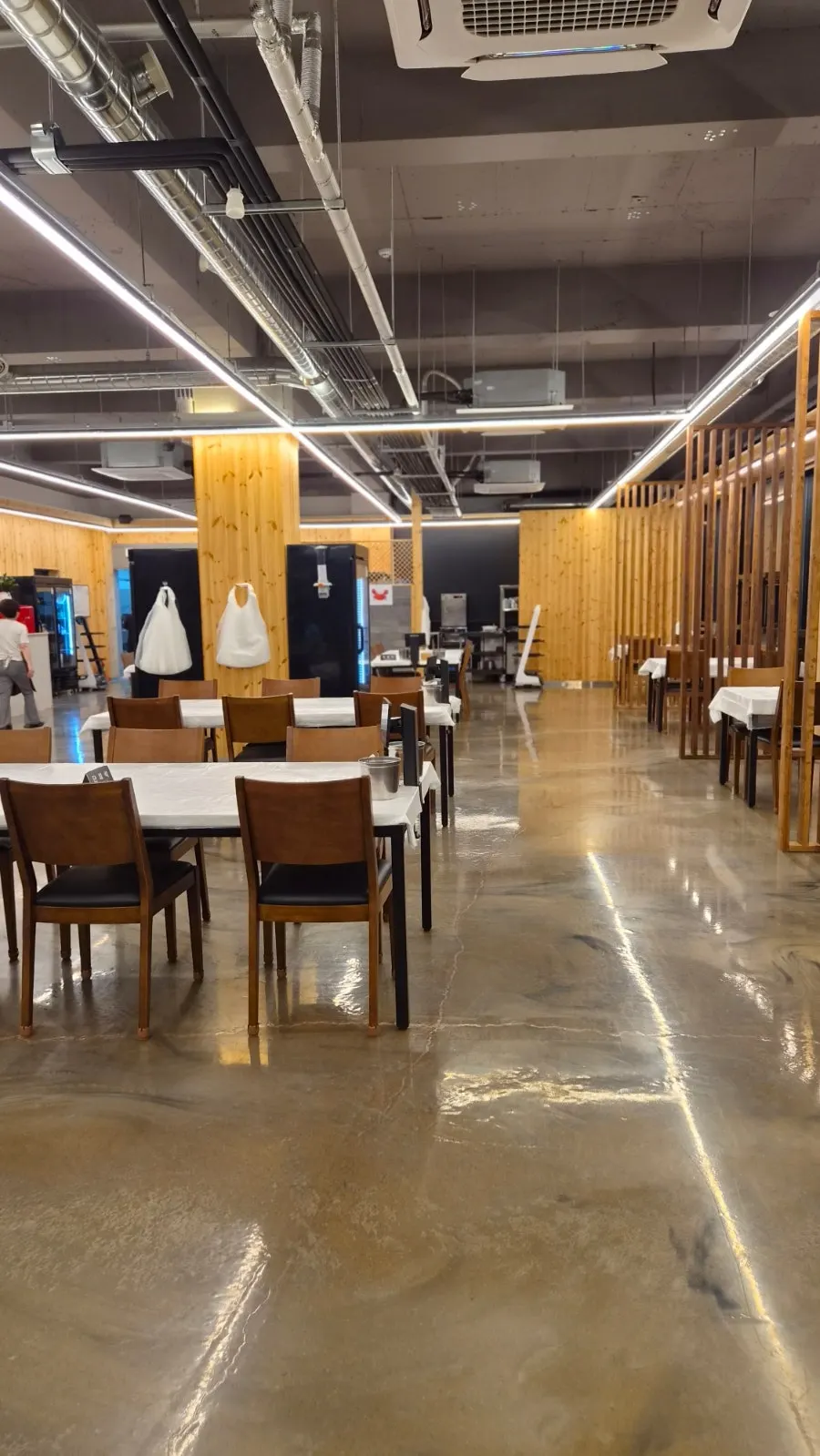 First-floor dining hall at Huni Gejang with widely spaced seating