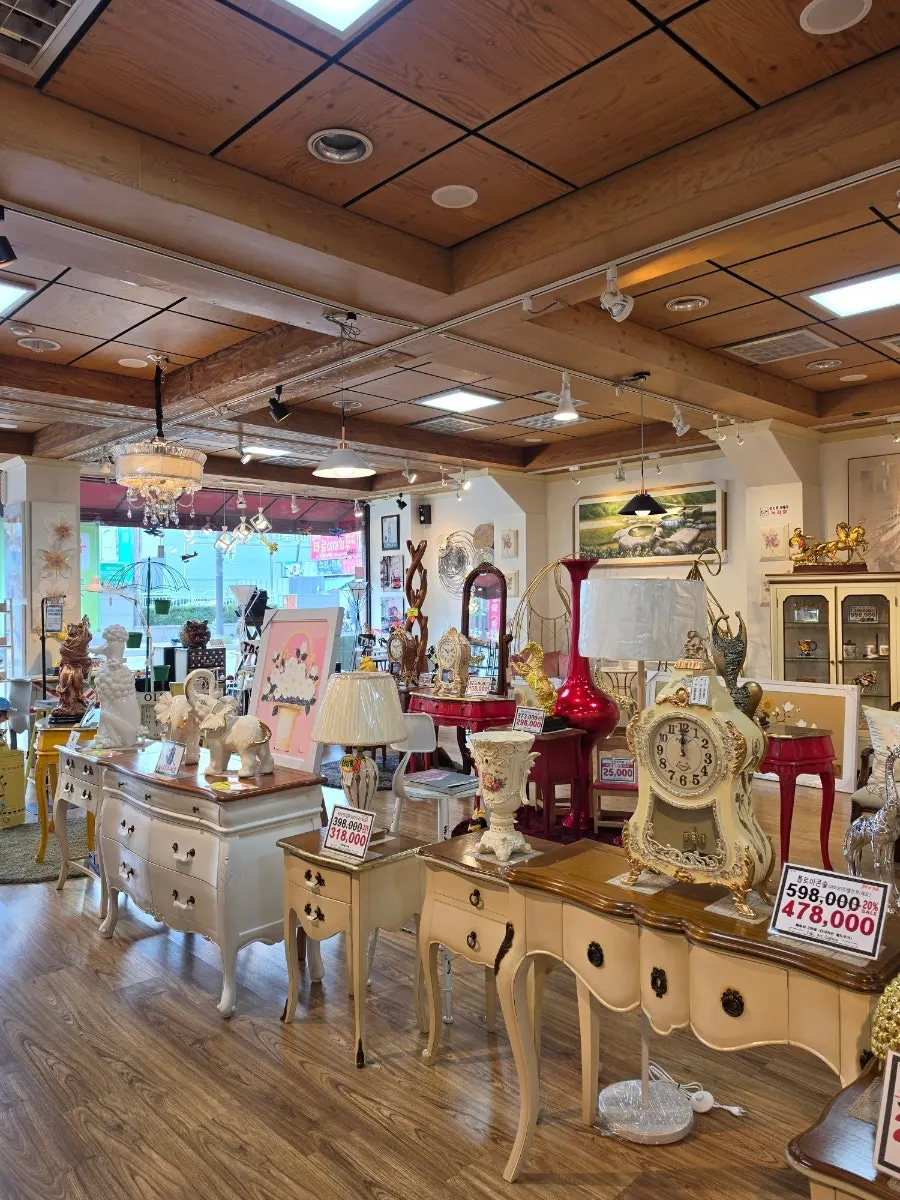 Golden statues and homewarming gift ornaments