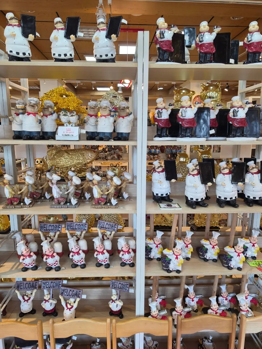 Various interior art pieces and ornaments