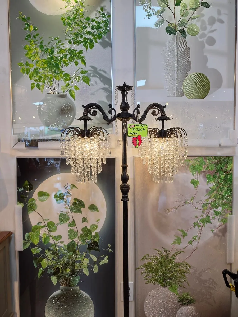 Lighting and picture-frame décor pieces