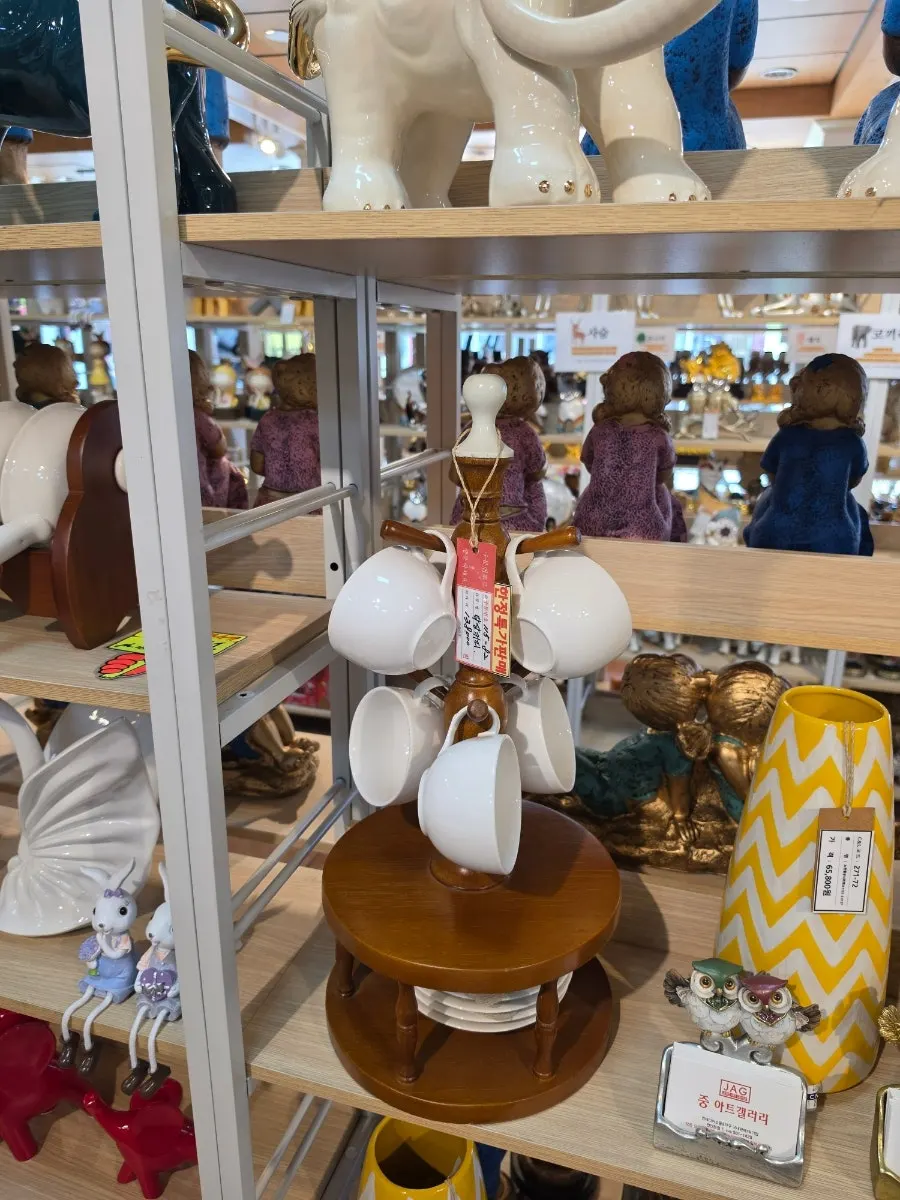 Glass crafts and ceramic ornaments