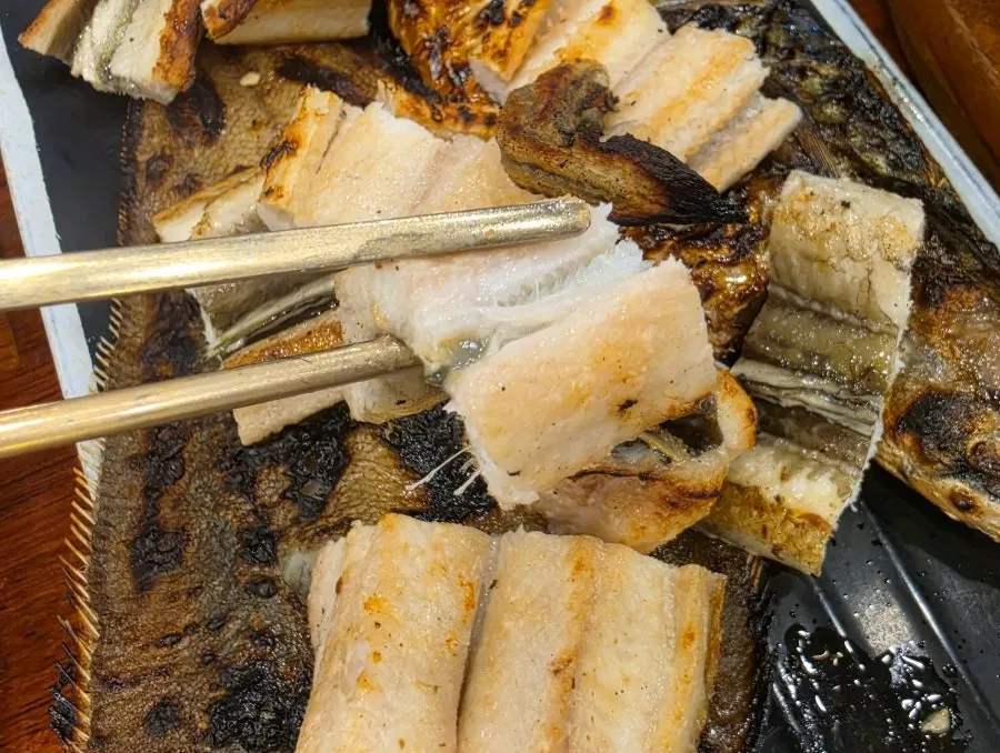 간장 소스와 함께 놓인 바다장어구이