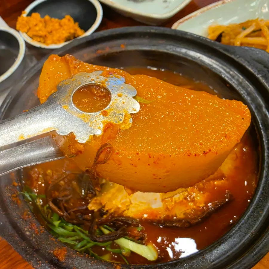 양념에 조려진 무와 병어 살
