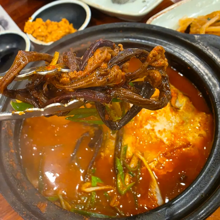 병어조림 양념을 밥에 비벼 먹는 모습