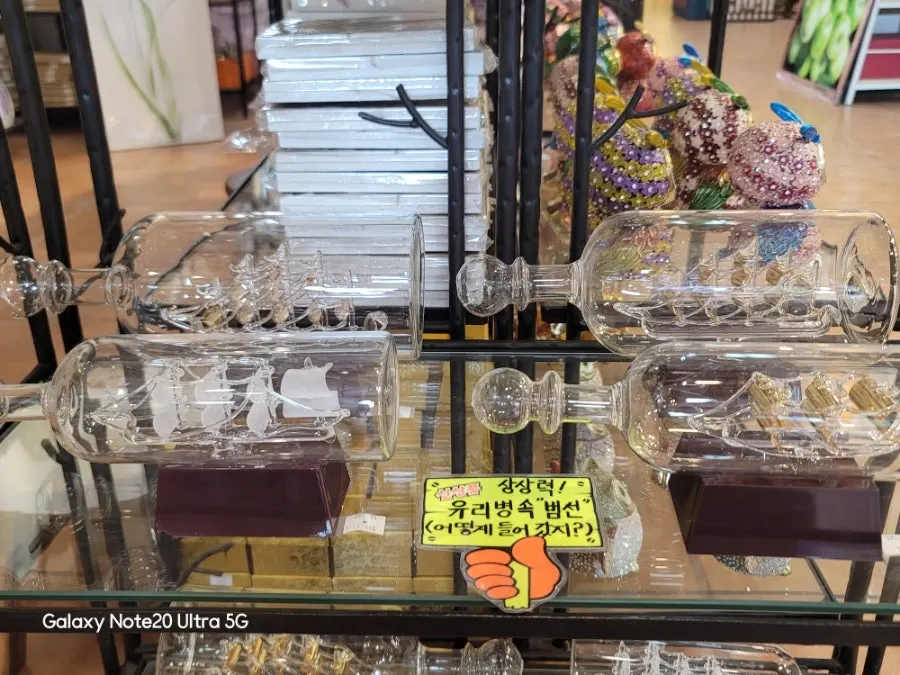 해바라기 액자와 블루 서랍장 연출 공간