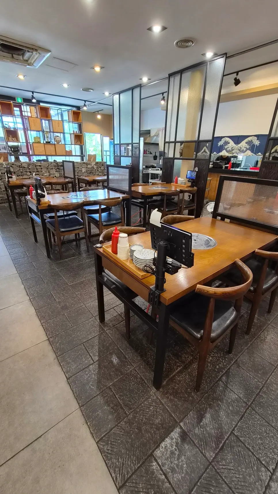 동해바다횟집 깔끔한 내부
