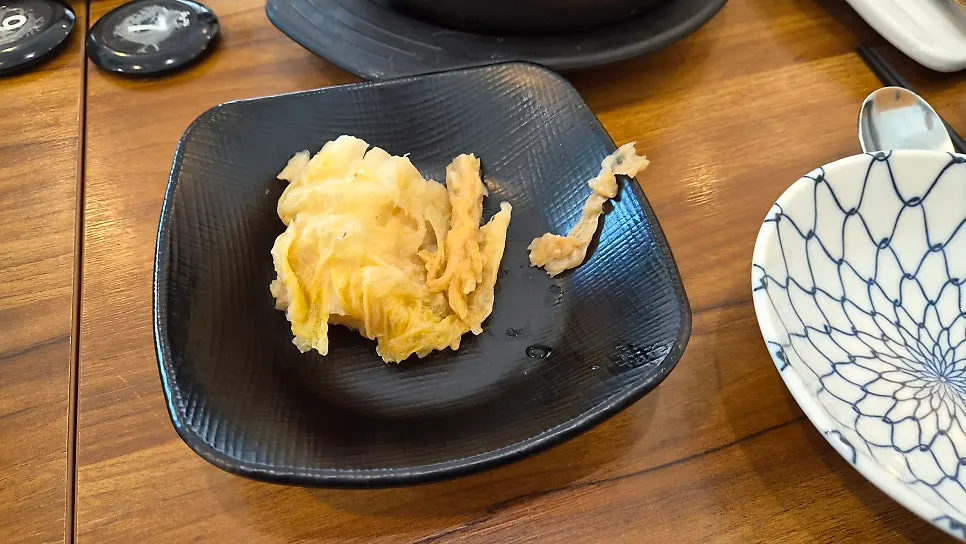 해산물 사이드 메뉴와 기본 찬