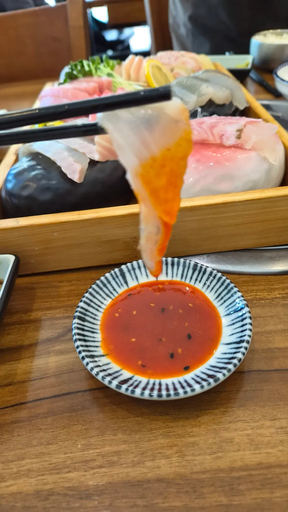 두툼하게 썰어낸 모듬회 횟감