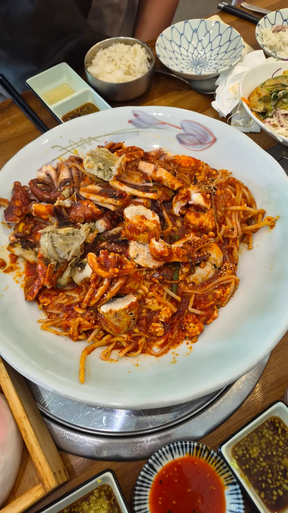 큼직한 접시에 담긴 해물찜