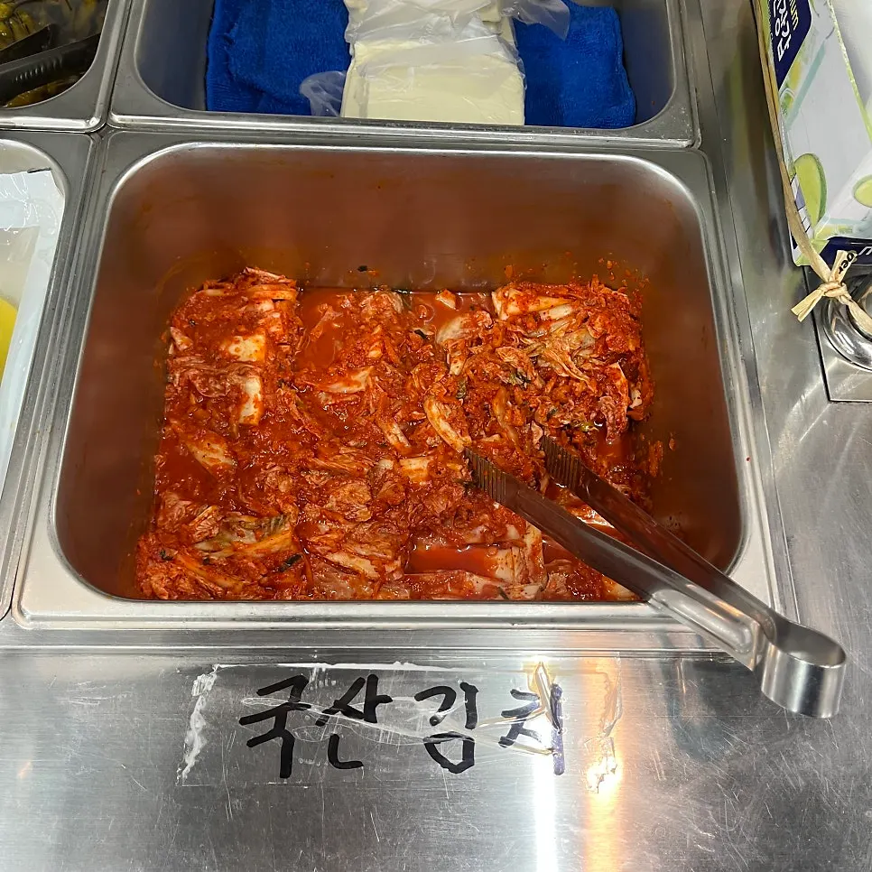 Self-service bar for extra side dishes and add-ins