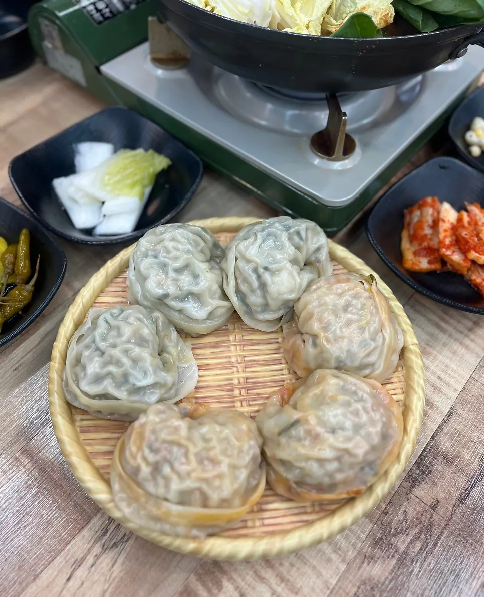 Handmade dumpling hot pot and steamed dumpling set