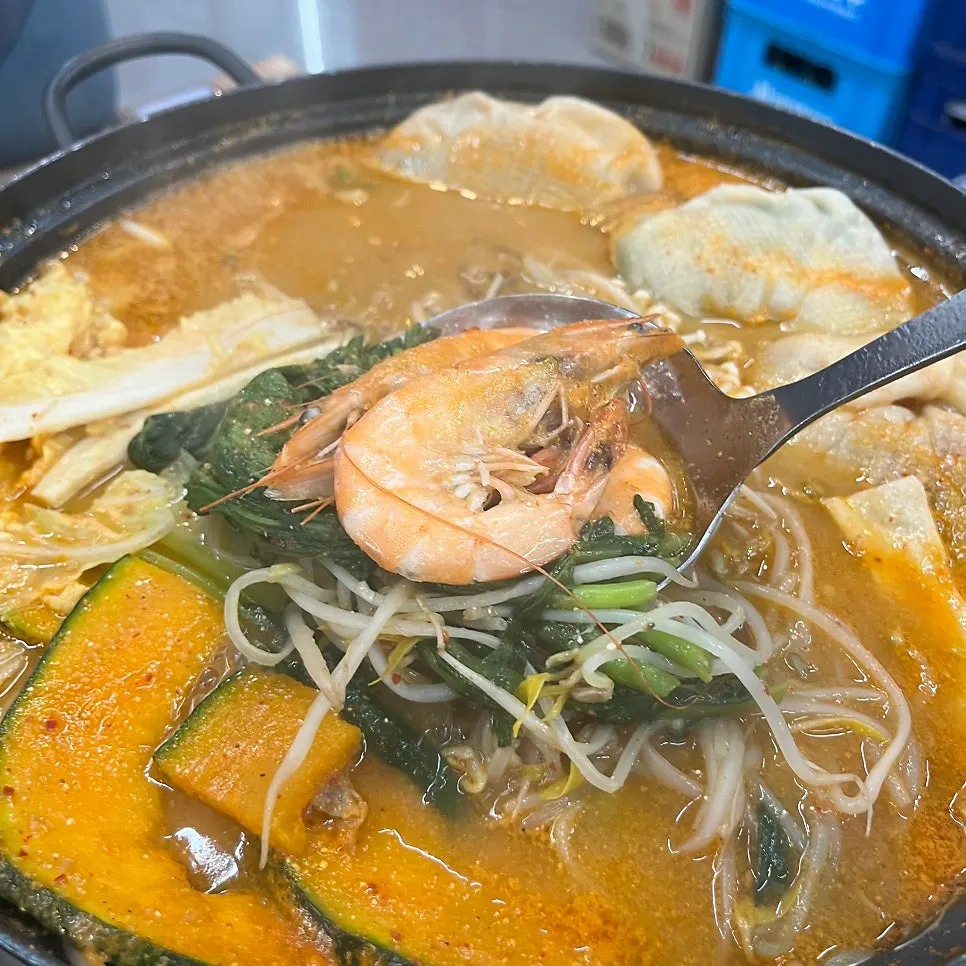 Hot-pot meat dipped in sauce