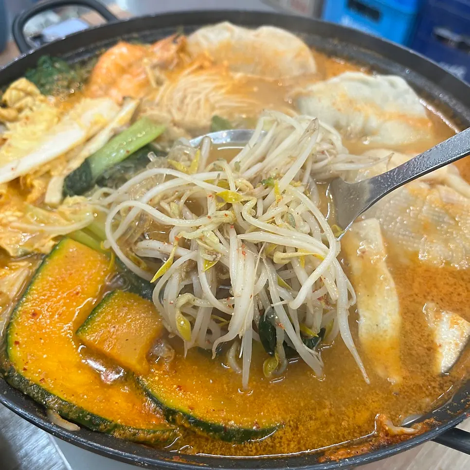 Glass noodles in the hot pot