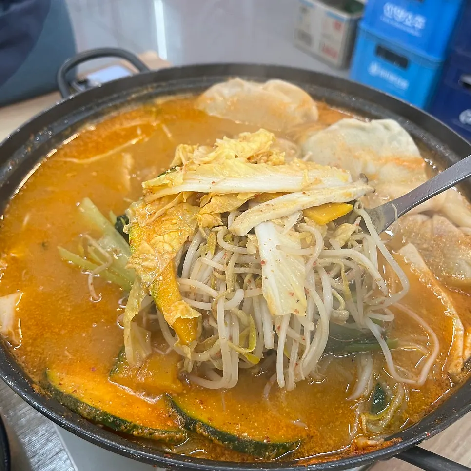 Hot pot with bean sprouts and vegetables